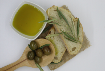 Extra Virgin Olive Oil in Summer: Myths, Creative Uses, and New Gourmet Trends